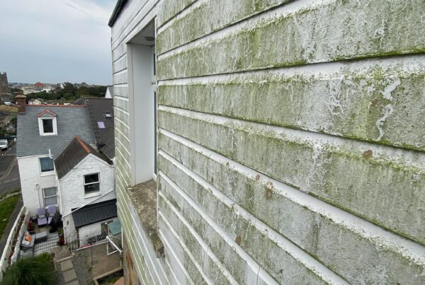 render wall cleaning and graffiti removal